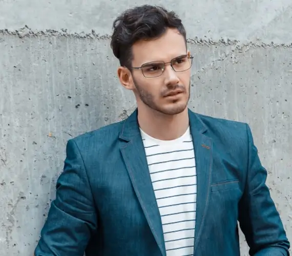 Caballero con armazones Banderas Eyewear